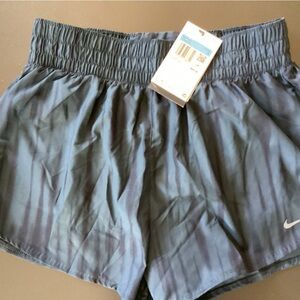 NWT- Nike women’s dri fit lined running shorts- SZ M - Navy
Waist 12”
Inseam 3”